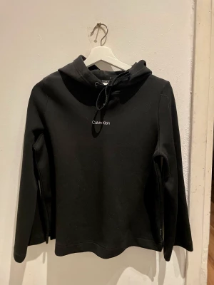 Calvin Klein  - Säljer nu min C/K tröja. Strl small. Tröjan är endast använd vid prövning då den inte passade. Köparen står för frakten. 
