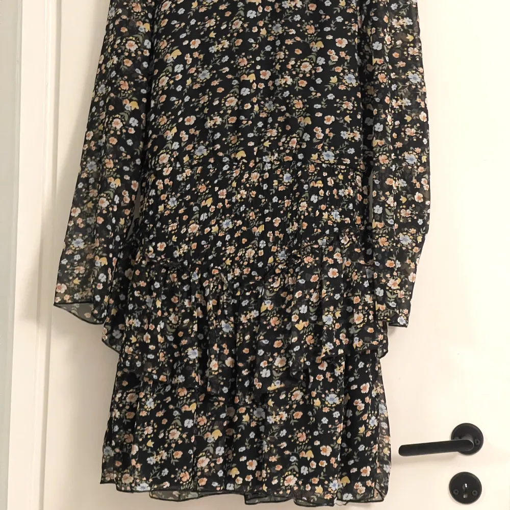 En blommig klänning med smock i midjan och volanger nertill. Midjan är stretchig. Helt oanvänd klänning (lappen kvar).  Fri frakt! Storlek: 44  Märke: Asos design . Klänningar.