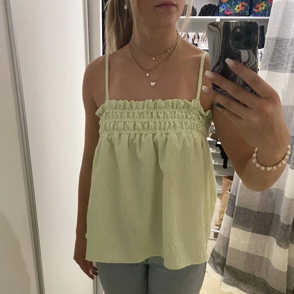 Neon gul topp som tyvärr inte kommer till användning, bra skick då den är använd få gånger! . Yläosat.