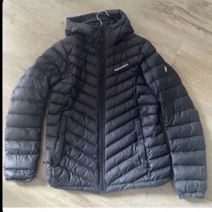Peak performance jacka  - Hej säljer min peak performance jacka då den har blivit för liten. Jättefin jacka och ba använd runt 10 gånger eller lite mer, behöver få den såld rätt akut då ja ska flytta, därav priset🫶🏻 