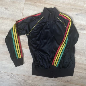 Bob marley zip up - Bra skick, lite små slitningar men inget stort! Det står att den är medium men skulle säga small :) 