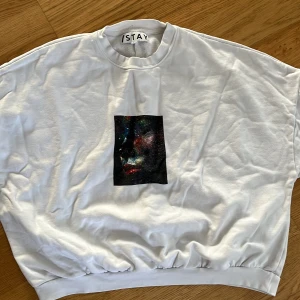Stay tröja från Carlings  - En vit tröja från märket stay. Tröjan är i gott skick och den säljs pågrund av att den är för liten. Storlek S. 
