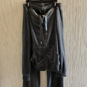 Mörk grå mjukis dress från Gina Tricot - Mörk grå mjukis sätt från Gina Tricot. Bra skick, har andvänds ett par gånger.