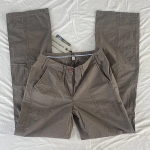 Low waist cargos  - Så snygga low waist cargos, nya med lapparna kvar. Väldigt lika de från Urban Outfitters. Size 36, långa på mig som är 169. Innerbenslängd 86 cm, midja ca 36x2 cm. Köps via Swish eller köp nu 💋