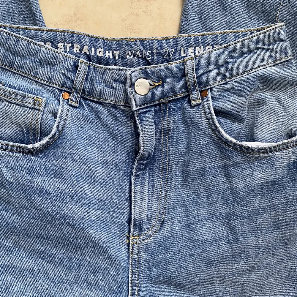 Säljer dessa väldigt sparsamt använda 90’s straight jeans!   Midjan är 27 och innerbenslängden 32.. Jeans & Byxor.