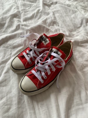 Låga converse - Lite använda annars i fint skick❤️