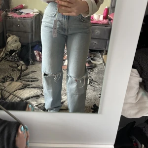 Jeans 90s High Waist (Gina Tricot)  - Säljer nu mina nya jeans. Har använt dem en gång och det var då jag tog dessa bilder. Det är spårbarfrakt som gäller för bådas säkerhet. Skriv för fler bilder. 