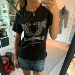 T-shirt - Asnajs t-shirt me coolt tryck, superfint skick. Frakt står köparen för🖤