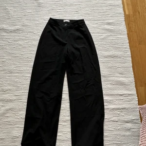 Kostymbyxor bershka - Svarta kostymbyxor från bershka i storlek 38. Använda några gånger men i mycket bra skick. 