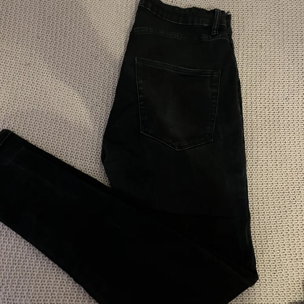Svarta byxor gulliga tajta . Jeans & Byxor.