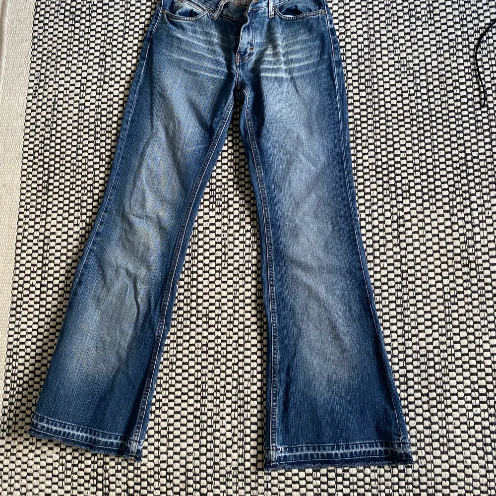 Ett par lågmidjade jeans som tyvärr var för stor på mig❤️. Jeans & Byxor.