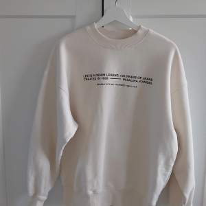 Superfin sweatshirt från Lee H&M. Oanvänd med tryck på ryggen.
