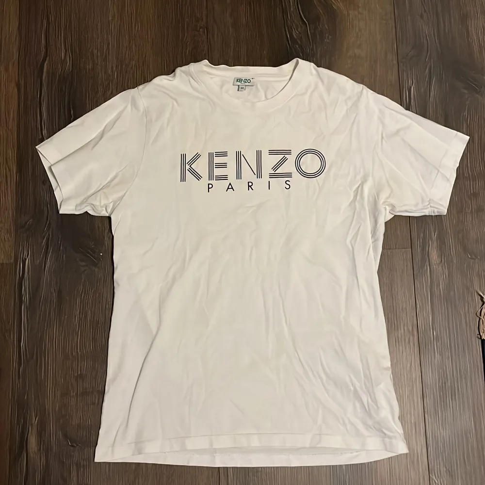 Vit kenzo tshirt i fint skick använd ett fåtal gr 8/10 skick Nypris 1300. T-shirts.