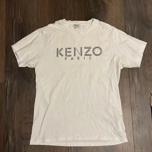 Kenzo paris tshirt - Vit kenzo tshirt i fint skick använd ett fåtal gr 8/10 skick Nypris 1300