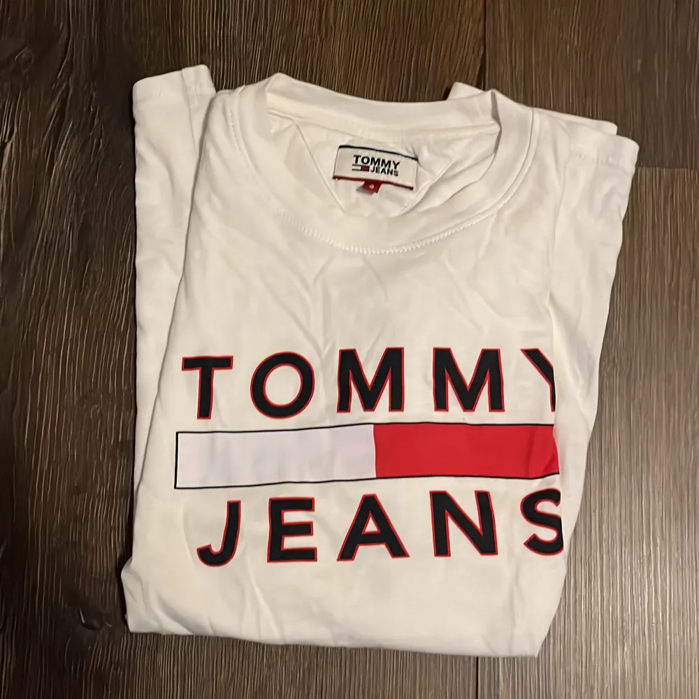 Tommy hilfiger tshirt, stor i stl  Passar s/m Bra skick 8/10. T-shirts.