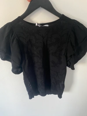 zara topp - jättesnygg svart topp från zara aldrig använd med lappen kvar, storlek S🖤nypris 300