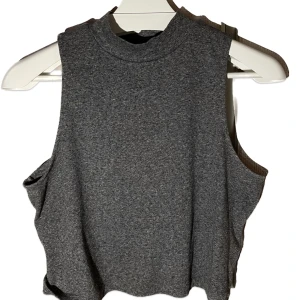 polo magtröja  - magtröja med halter neck/polokrage, mörkgrå/gråmelerad i färgen. köpt på hm, storlek L