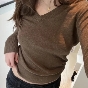 brun tröja - brun stickad tröja strl 40. köpt secondhand, den passar nog allt från 34-40💕