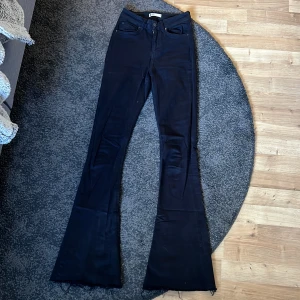 Svarta bootcut jeans - Säljer dessa svarta bootcut jeansen från Gina tricot. Storlek S, sparsamt använda!
