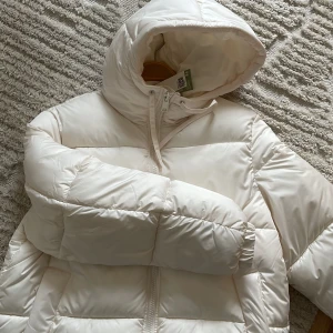 Pufferjacket  - Från hm, prislapp kvar, helt oanvänd! Storlek S, passar även M