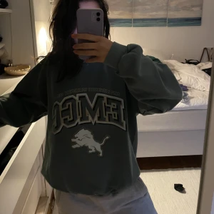 sweatshirt  - Köpt på Urban Outfiters. Den är använd men fortfrande jätte mysig innuti. Jätte snygg passform och passar mig som är XS men skulle passa någon som är M med. :) 