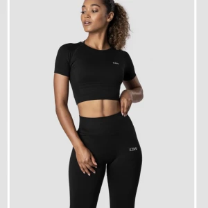 ICIW tränings set - Semless set ifrån ICIW som tyvärr blivit för litet för mig. Tröjan i strl Xs, byxorna i strl S. Mycket fint skick, endast använda få gånger.  Kan säljas styckvis, kom privat då.