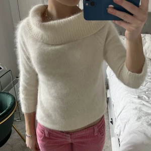 Angora tröja! - Säljer denna drömiga tröja i 70% angora så den är så mjuk och fluffig, trekvartsärm😍
