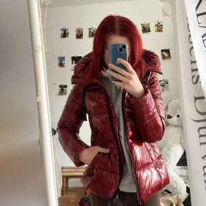 Jacka  - Säljer nu denna fina jackan från Geox! Säljes då den inte kommer till användning. Ny skick och endast använd fåtal gånger! Varm och skön med en stor luva! Kan tänka mig att gå ner lite i pris!  Storlek 34💞