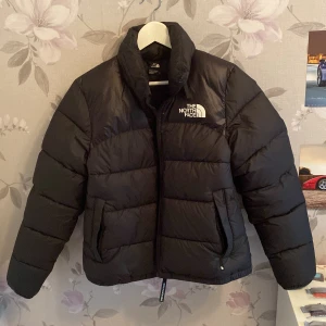 The norht face jacka - Nästan ny vadderad jacka från The Norht Face i storlek M. Använd ett fåtal ggr. Så mycket fint skick, som ny. 