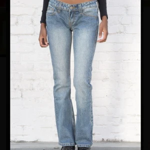 Lågmidjade jeans - Säljer dessa lågmidjade jeans från Brandy Melville i modellen ”Kylie Jeans”. Slutsålda på hemsidan. Prislappen sitter fortfarande kvar och säljer pga att jag inte hann returnera i tid🤍 nypris 450kr