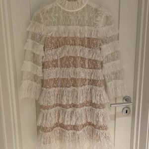 By Malina klänning - Säljer nu min By Malina klänning i storlek M jag hade på studenten och därför bara använt 1 gång! Nyskick med endast en liten sminkfläck vid halsringen men inget som syns🥰 Nypris 2499kr