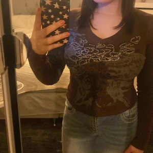 En fin brun tröja med rhinstones - En super mjuk och fin tröja som jag råkade köpa två av och derför säljer en 