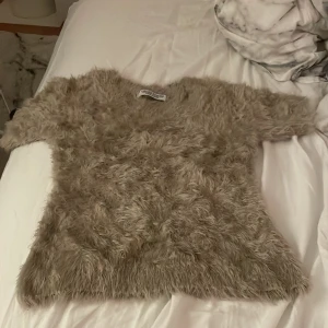 tröja me päls - fin tröja med jätteskön och härlig len päls material. Stretchigt och bekväm.