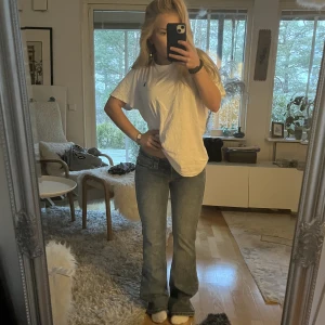 Brandy Melville Jeans - Populära lågmidjade brandy jeans i modellen Kylie jeans. Helt nyskick då dem varit försmå och inte kommit till användaning.