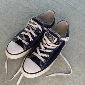 Mörkblåa Converse - Supersnygga låga Converse!! Köpt i Egypten ett par år sen, dock aldrig använt eftersom de va för små för mig. I perfekt skick💓💓