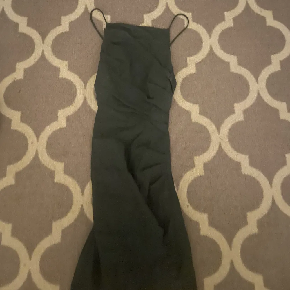 Snygg mörkgrön klänning från zara med korsade band i ryggen i stl M  , säljer för 180 + frakt💛. Klänningar.