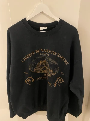 Sweatshirt vintage  - Säljer denna vintage tröja då jag inte använder den längre. Sitter lite relaxed, nytt pris 400