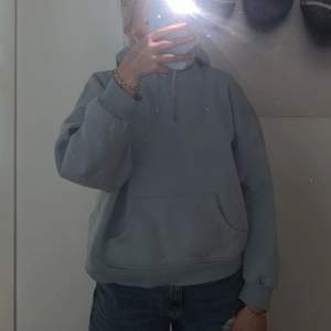 Säljer denna fina ljusblåa hoodie ifrån Kappahl, eftersom jag inte använder den💕 skicket är väldigt bra och det märks knappt att den är använd💓💞 Köpte den för ca 400 kr💖🫶