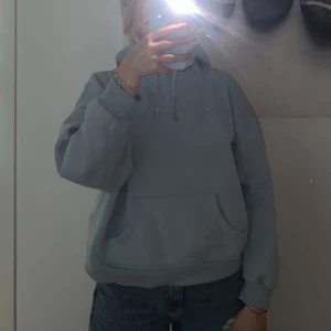 Ljusblå hoodie  - Säljer denna fina ljusblåa hoodie ifrån Kappahl, eftersom jag inte använder den💕 skicket är väldigt bra och det märks knappt att den är använd💓💞 Köpte den för ca 400 kr💖🫶