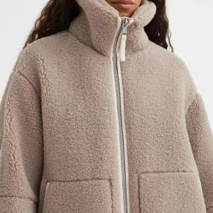 Slutsåld jacka från H&M, säljer pga inte kommit till användning. Köptes i vintras för 599:-  Lite oversized i storleken. 
