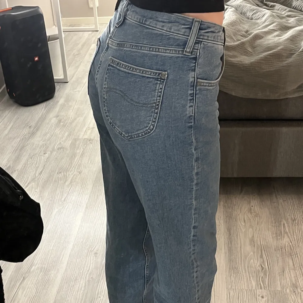 Säljer mina superfina Lee jeans nu då dom aldrig kommer till användning, passformen var inte för mig då det är en mid-low waist, storlek 27 längd 32, sparsamt använda köpta förra året för 1400kr💓 i nytt skick skulle jag säga☺️ ( frakt tillkommer) . Jeans & Byxor.