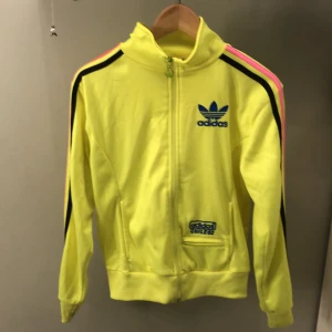 Adidas tröja  - En neon gul adidas tröja i storlek S har här inte andvänt någon gång därav att jag säljer den 