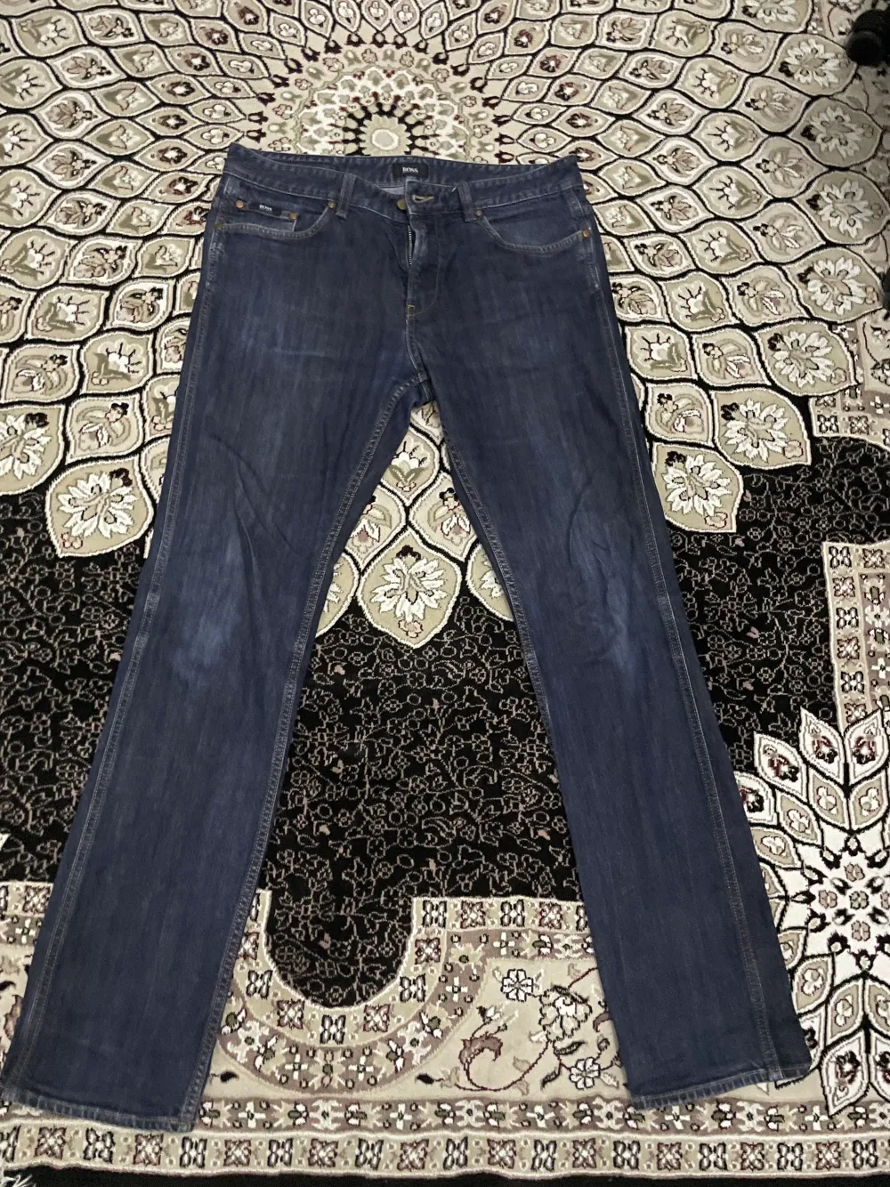 Ett par mörkblå jeans från Hugo boss i storlek 32/30 . Jeans & Byxor.