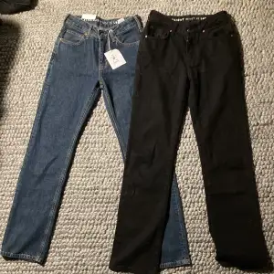 Otroligt snygga lågmidjade, raka jeans från bok bok . Båda är i storlek 25/32 . De blåa är helt oanvända och de svarta använda endast en gång . Tyvärr för små för mig och glömde bort att returnera. Köptes för 600 kr styck. Säljer de ihop