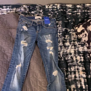Jeans  - Lågmidjade jeans från sellpy. Passade inte mig. Smal modell. 