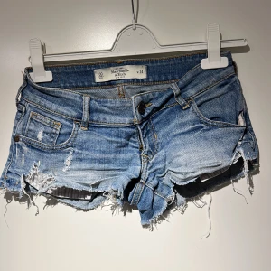 Super low jeansshorts - Slitna jeansshorts, super lowwaist.  W24.  