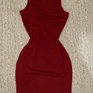 Klänning  - Säljs pågrund av ingen användning jätte fin sitter jätte bra passar i fester osv säljer den för mycket mindre pris än Originalpriset