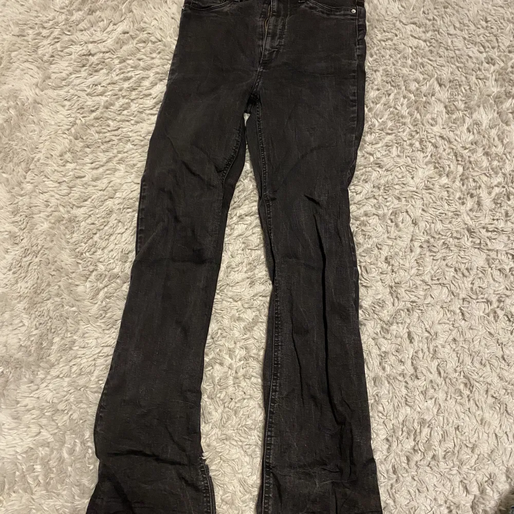 Jane Boot Highwaist strl S/32 från Cubus. Säljer pga är för små på mig men de är superfina!. Jeans & Byxor.