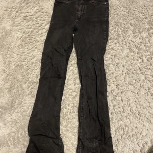 Jeans Cubus - Jane Boot Highwaist strl S/32 från Cubus. Säljer pga är för små på mig men de är superfina!