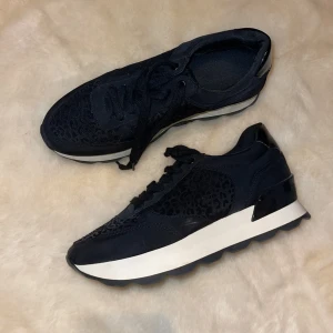 Skor - Nyskick. Använda 1 gång 